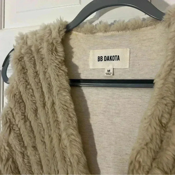 BB Dakota Faux Fur Fashion Vest - Picture 2 of 4